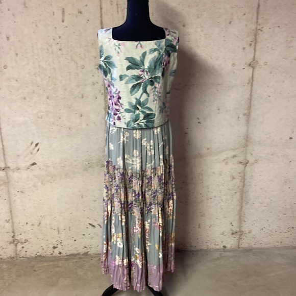 Matching skirt set with bustier.  Floral print. - Picture 6 of 6